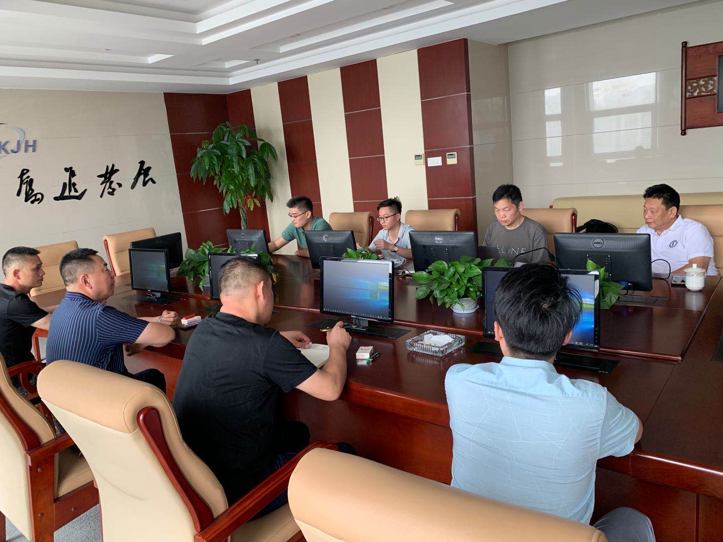 江蘇省廣電(diàn)領導一(yī)行(xíng)莅臨蕪湖靖昕通訊科技有限公司